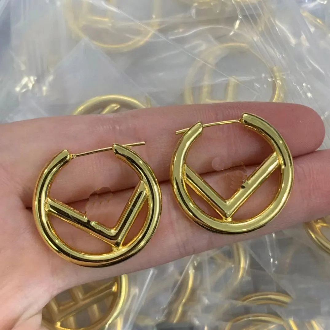Frauen Kupfer Stahl Brief Designer Ohrringe Messing vergoldet Kleine Süße Wind Stil Luxus Geometrische Mode Ohrringe für 394