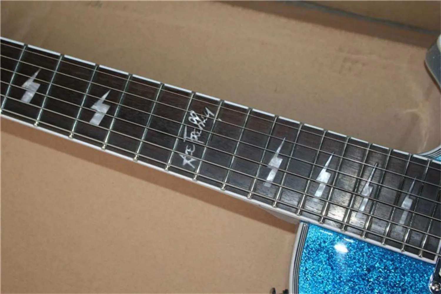 Venta caliente Lanzamiento de nuevo producto Guitarra eléctrica de moda colorida azul de alta calidad