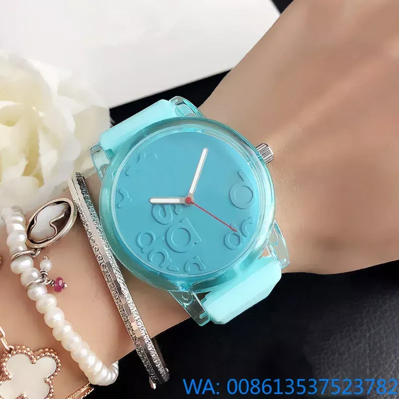 Moda Unisex Saatler Kadınlar Tasarımcı İzle Sıcak Satış Marka İzler Kadın Kız Tarzı Dial Silikon Band Kuvars Bilek Saati Reloj Mujer Kadınlar Saatler Yüksek Kalite