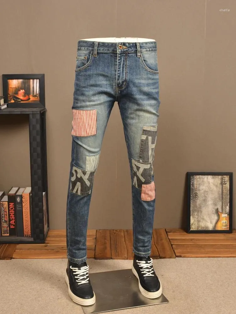 Mäns jeans mode randiga brev lapptäcke män avslappnad blå smal fit raka byxor streetwear lappar denim byxor