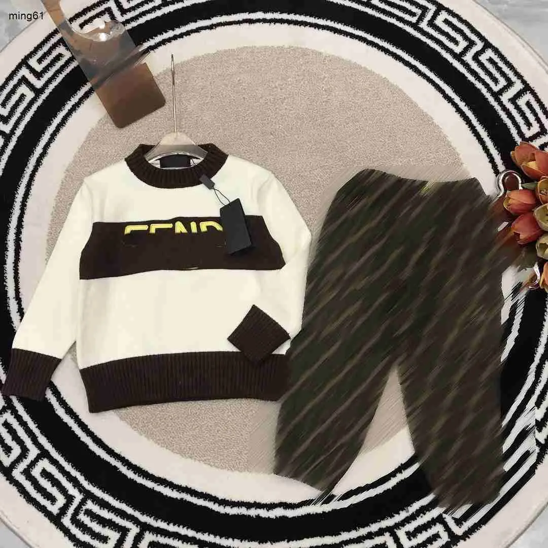 Marca de ropa de bebé Diseñador Chándales Traje de otoño para niños Tamaño 100-150 CM 2 piezas Suéter de punto con cuello redondo y letras sobre jeans estampados Aug30