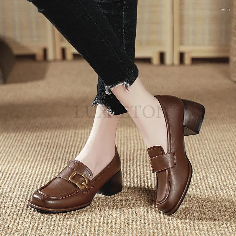 Scarpe eleganti Scarpe con tacco da donna Mocassini casual da college stile britannico con suola spessa Ragazze alla moda in pelle nera