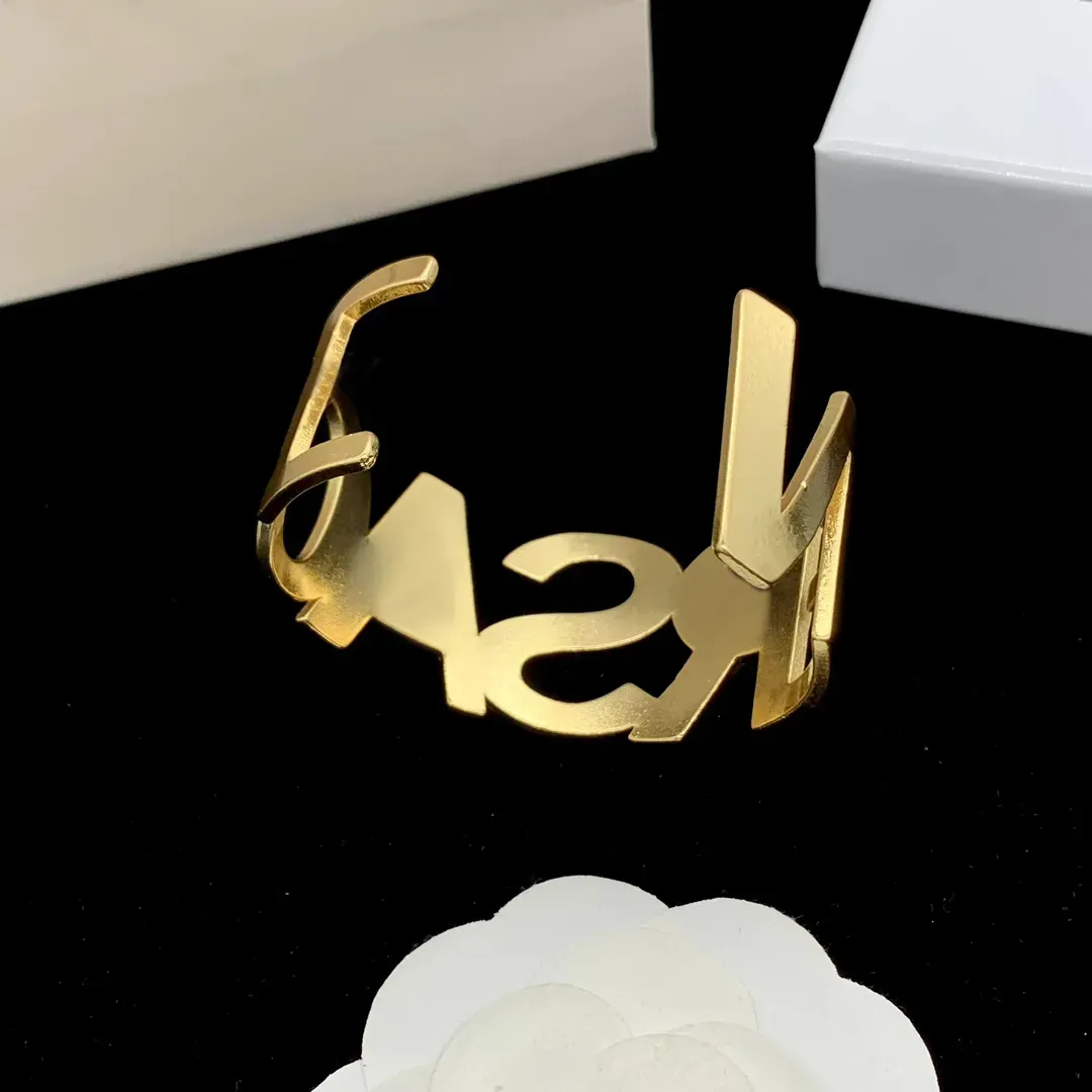 Bracelets de ouro feminino Designer Pulseira de ouro da pulseira de aço inoxidável letra de ladra de ladra de ladra de joalheria de joias de joalhas Bracelet Gift 2310164D