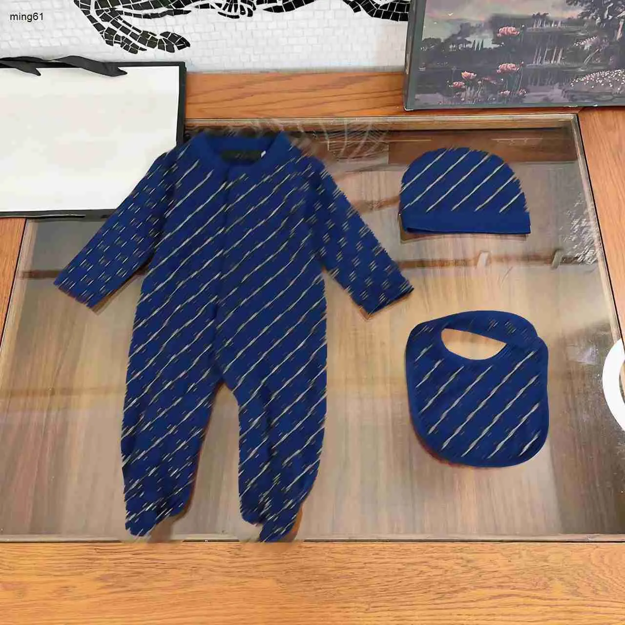 ブランドデザイナーの幼児服快適なベビーボディスーツサイズ3-18 m 3pcsクラシックグリッドレターフルプリントジャンプスーツハットサリバタオル8月44