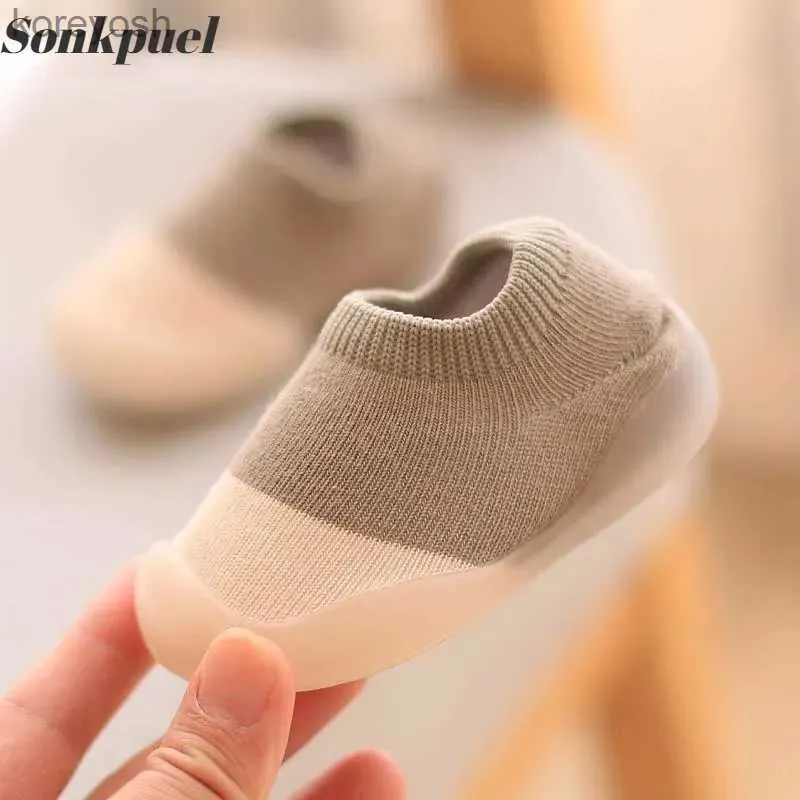 Första vandrare babyskor spädbarnsfärg matchande söta barn pojkar skor doll mjuk sulad barn golv sneaker bebe småbarn flickor första walkersl231016