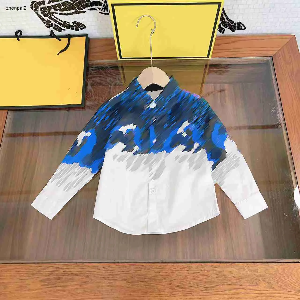 Diseñador de lujo Ropa de otoño para bebé Camisa con solapa Moda TAMAÑO 110-160 CM Top para niños Diseño de costuras en contraste Blusas para niños Aug30