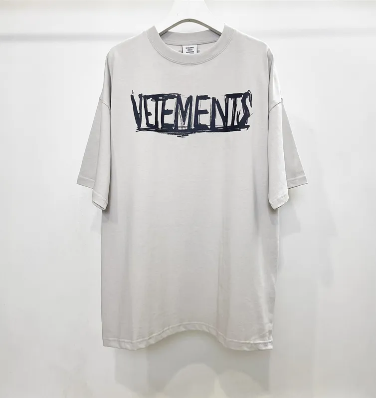 2023SS Fashion Märke Vetements T-shirts VTM Graffiti Casual Löst montering Bomull T-shirt för män Casual axel T-shirt Män toppar hiphop