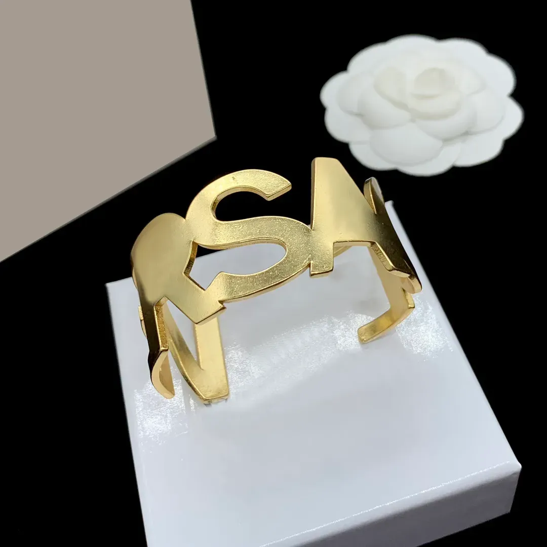 Bracelets de ouro feminino Designer Pulseira de ouro da pulseira de aço inoxidável letra de ladra de ladra de ladra de joalheria de joias de joalhas Bracelet Gift 2310164D