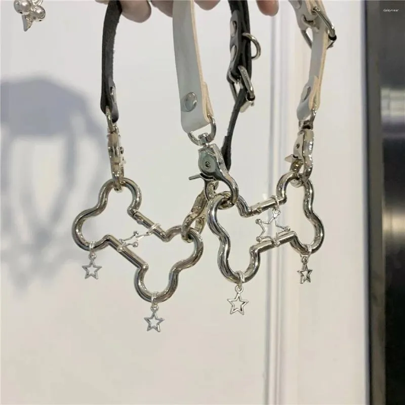 Colliers à pendentif, colliers et accessoires d'étoiles en os sous-culturels faits maison pour un public de niche. Collier foncé polyvalent Y2K épicé
