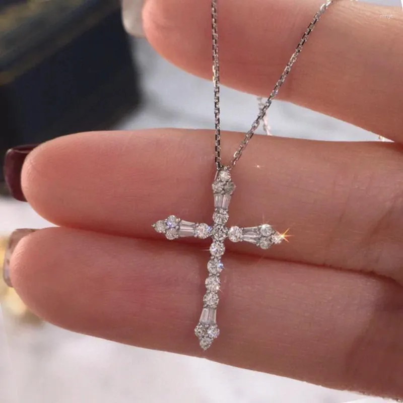 Anhänger Halsketten CAOSHI Trendy Dame Halskette Mit Kreuz Helle Zirkonia Schmuck Für Das Tägliche Leben Silber Farbe Zubehör Frauen