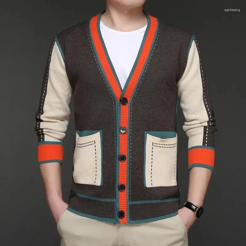 Męskie swetry mężczyźni kontrastują swetra swetra w dół szyi do jesiennej mody na jesień mody młodych męskich ubrania