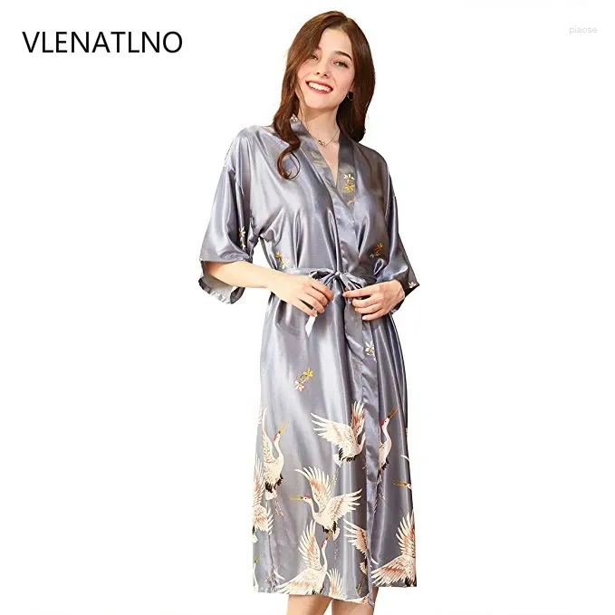 Satynowe szaty satynowe dla damskiej szaty ślubne Silk Pijama Casual Bathobe Animal Rayon Długość koszuli nocnej Kimono xxxl