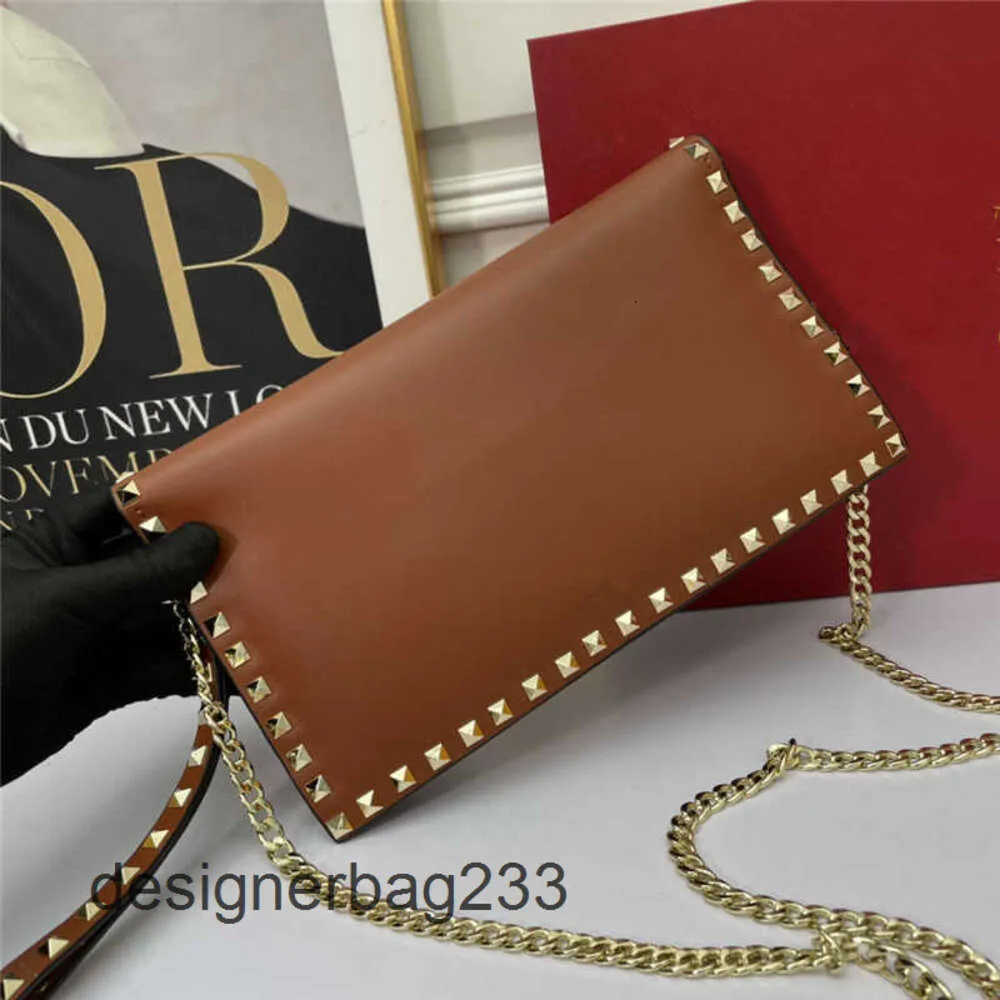 El çantaları Lüks Valentinov Çantalar Yeni Klasik Çanta Beach Crossbody Cowhide Torbalar Tasarımcı Perçinlenmiş Metal Moda Büyük Kapasite Deri Çanta NQHB