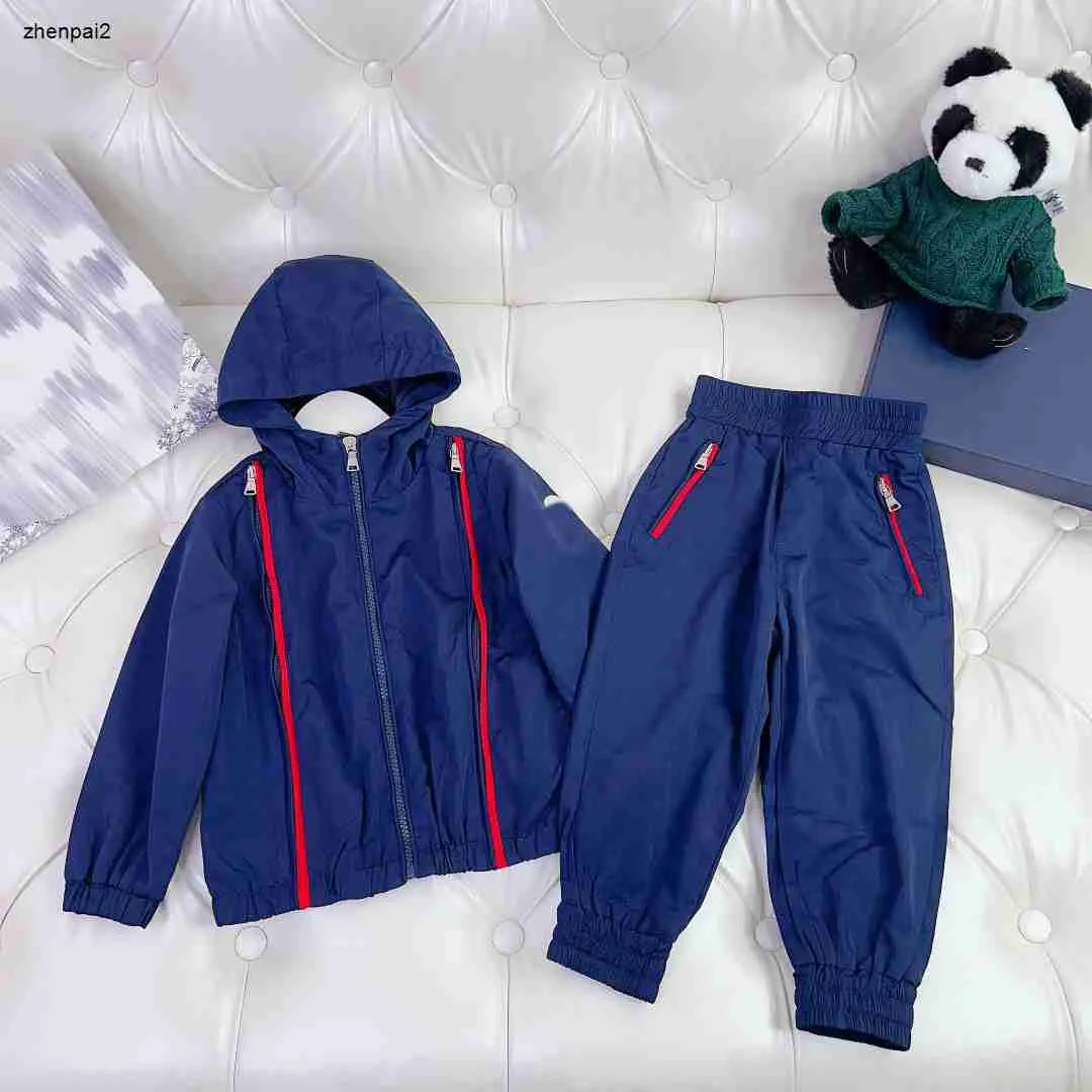 Luxury Baby TrackSuits Designer Kids Autumn Suits Rozmiar 100-160 cm 2PCS Czerwony paski dekoracyjna kurtka z kapturem i sportowe spodnie AUG22