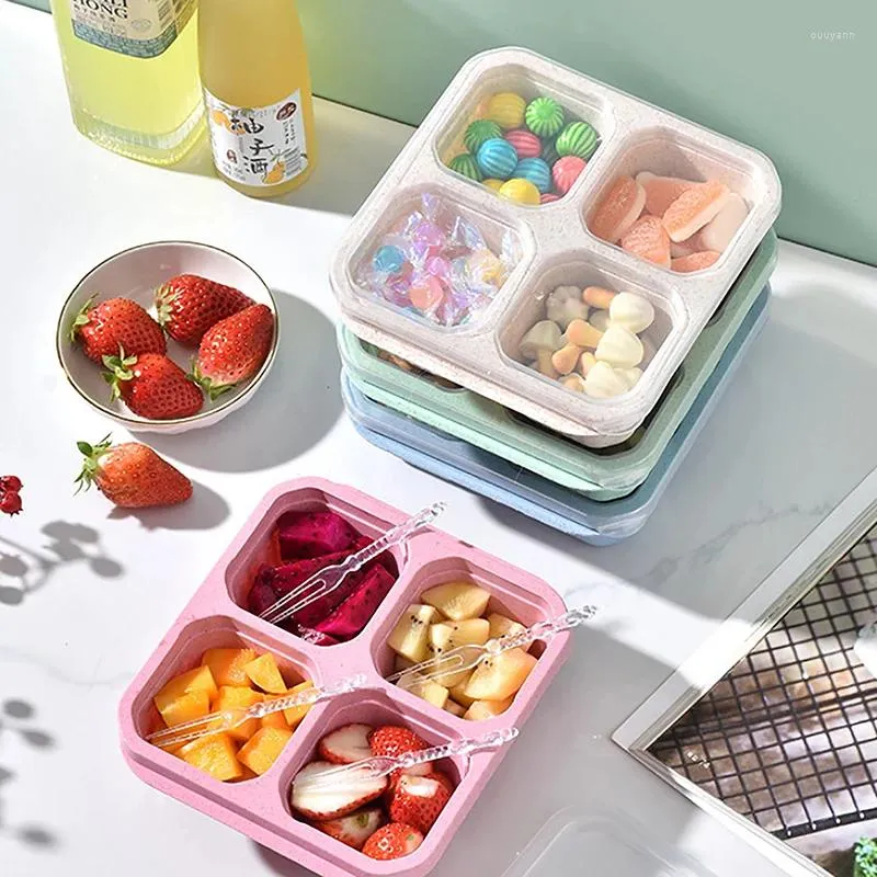 Serviss snackbox med fyra transparenta täckplatta torkade frukt te och måltid färskt arbete