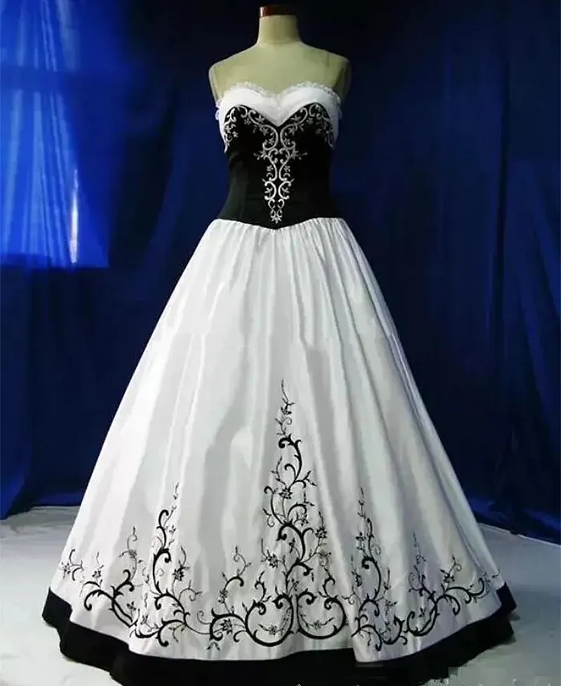 2024 Vintage Schwarz-Weiß-Hochzeitskleid mit Stickerei, A-Linie, bodenlang, Gothic-Brautkleid, trägerlos, herzförmige Brautkleider nach Maß