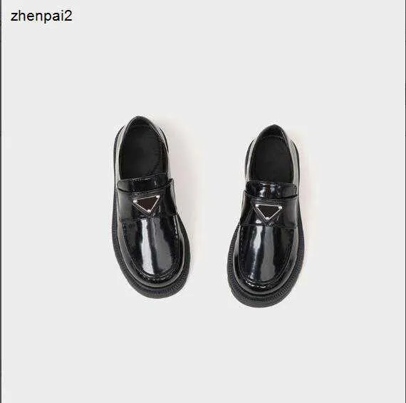Chaussures de créateurs de luxe pour enfants Style étudiant Garçons Filles Slip sur avec badge Chaussures plates Bout rond Mode Enfants Sneaker Taille 26-37