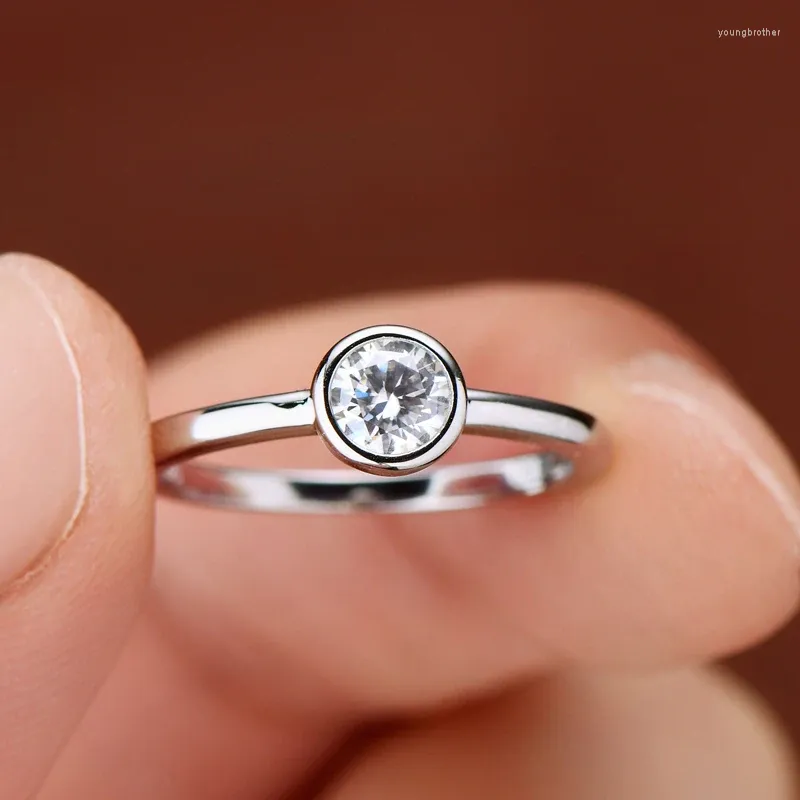 Cluster Rings Kugg 5mm 0,5 Moissanite Engagement för kvinnor Sterling Silver 925 Solitaire Diamond Classic Fine Jewelry