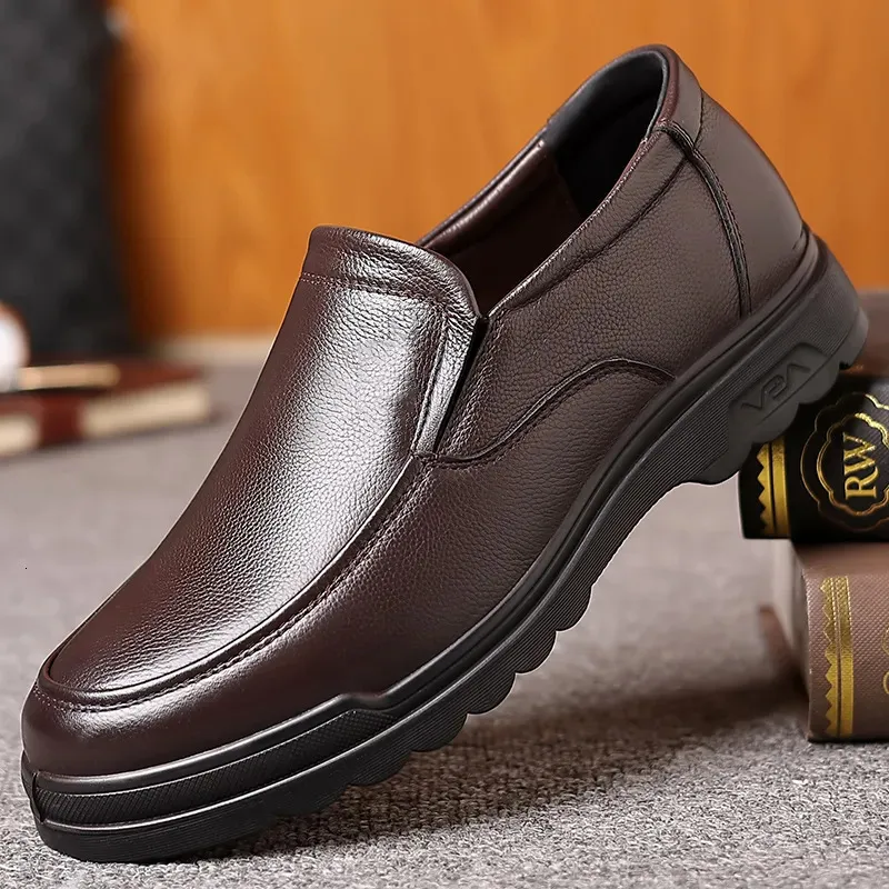 Chaussures habillées Chaussures en cuir véritable faites à la main pour hommes mocassins en caoutchouc souple décontractés chaussures habillées d'affaires décontracté Plus velours printemps automne luxe 231016