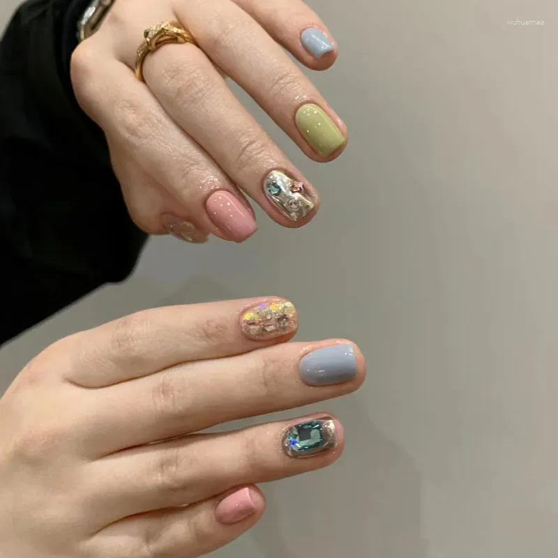 Künstliche Nägel erhalten die trendigste handgefertigte Nagelkunst mit tragbaren leuchtenden Bonbonfarben und vollem Diamantspiegeleffekt – perfekt für koreanische Mädchen