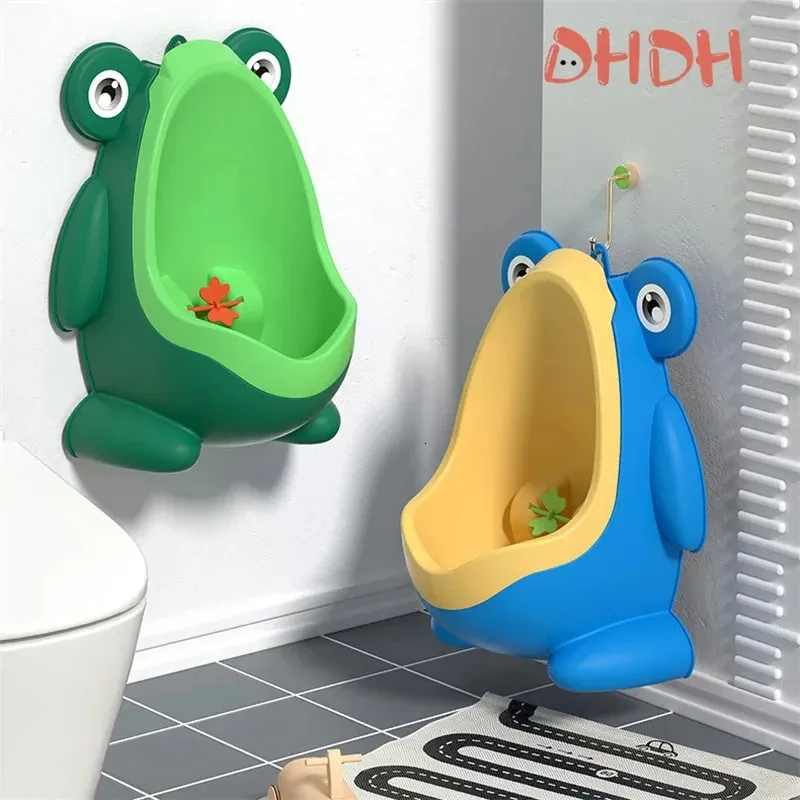 Seat Covers Baby Boy Potty Training Seat Frog Barnkrukväggmonterad urinal för pojkar Portabla toaletter Anslutningsbart vattenrör 231016