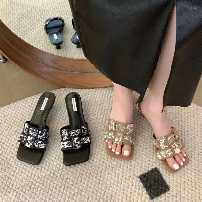 Robe chaussures français niche senior sens des sandales femme été extérieur porter 2023 tête carrée mode haute avec un mot glisser