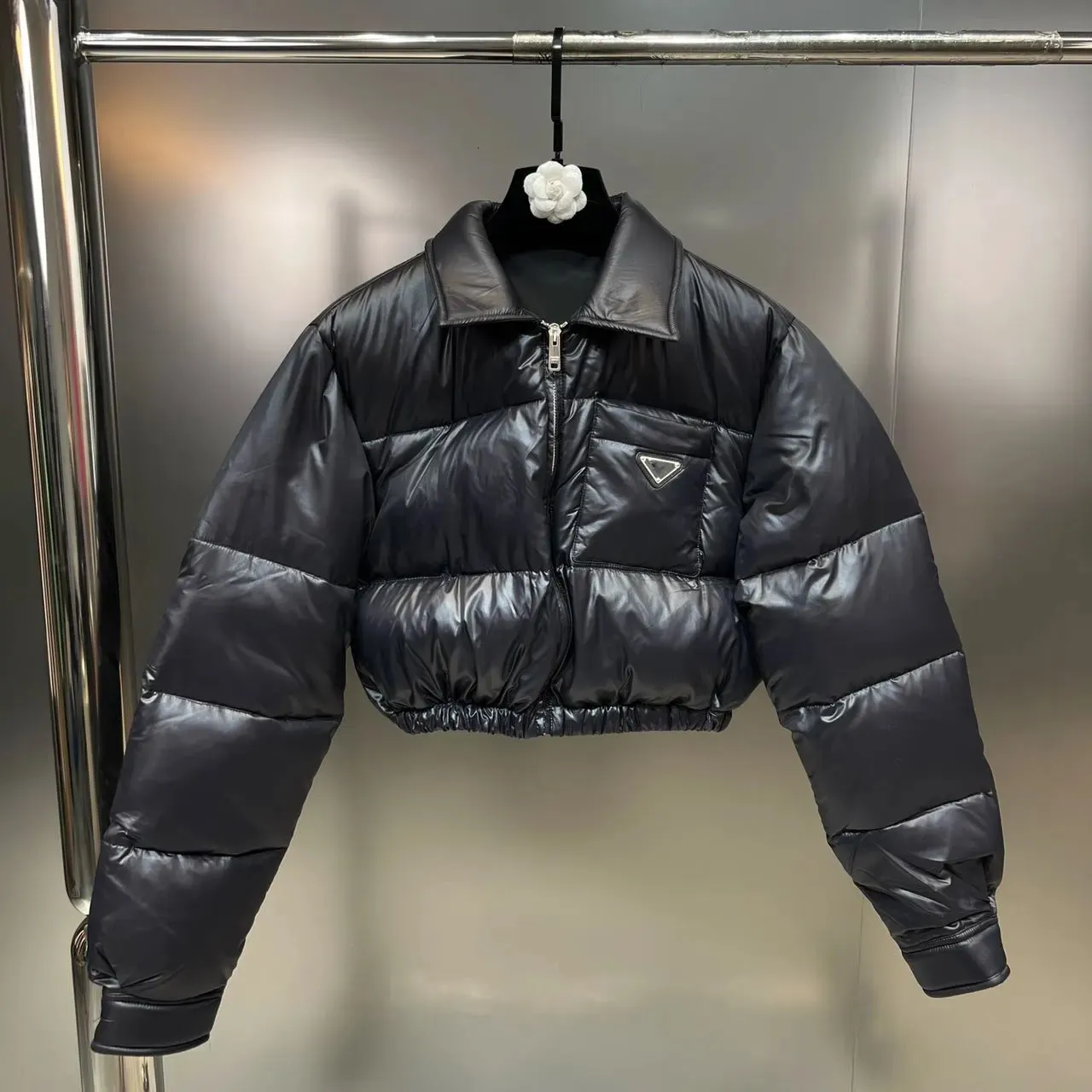 Damen-Daunenparka, Winter-Revers, lange Ärmel, Tasche, Dreieck, Etikett-Dekoration unter dem elastischen Verschluss, europäische Street-Fashion-Baumwolle, gepolsterte Jacke 231016