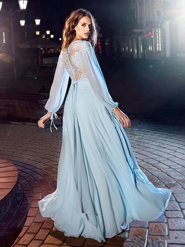 Robes de soirée fluide bleu ciel en mousseline de soie a-ligne manches longues bal 2023 col en v bouton couvert dos robes de soirée en dentelle formelle