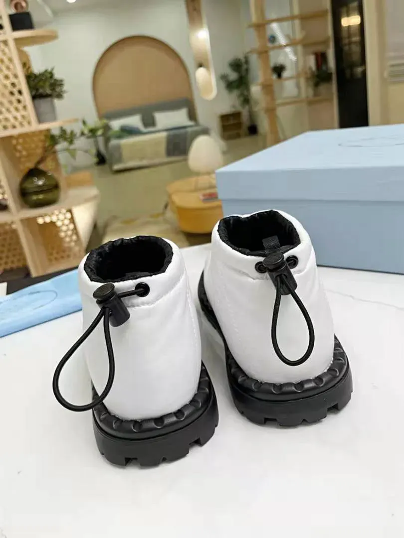 Designer Low Top Snow Boots Inner Outer Waterproof Sneakers Fashion Ladies Padded Bootss Triangle Label Anti-skid Wear-resistant Shoes Latest Catwalk Shoes