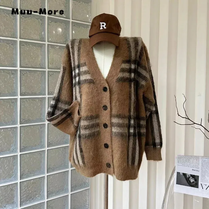 Femmes tricots t-shirt Vintage Plaid tricot à manches longues col en V lâche Cardigans 2023 hiver mode décontracté simple boutonnage surdimensionné pull 231016