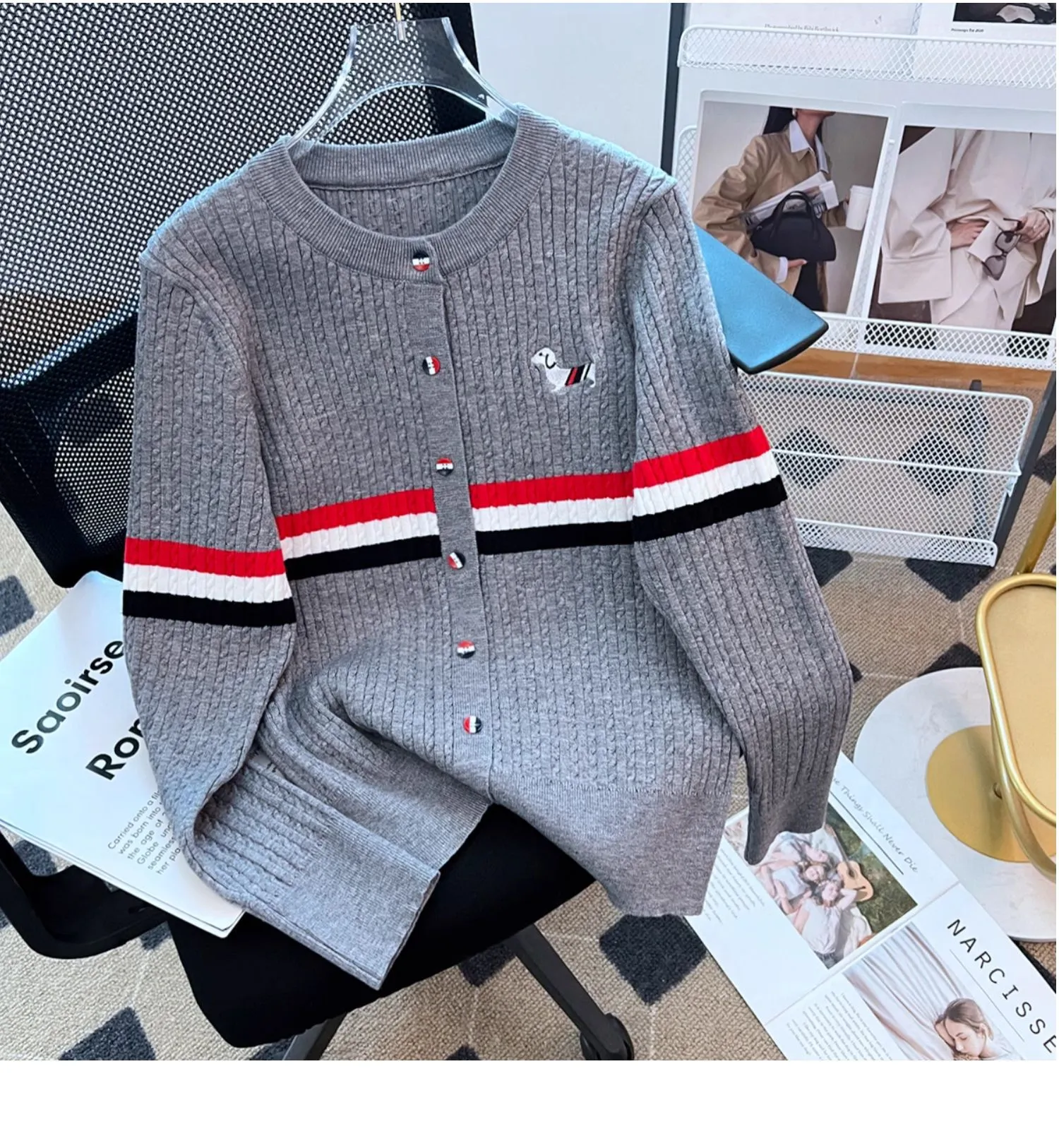 1005 2023 Marka jesienna pasa startowego w tym samym stylu długim rękawie Cardigan Black White Grey Crew Neck Sweaters Dayuan Dayuan