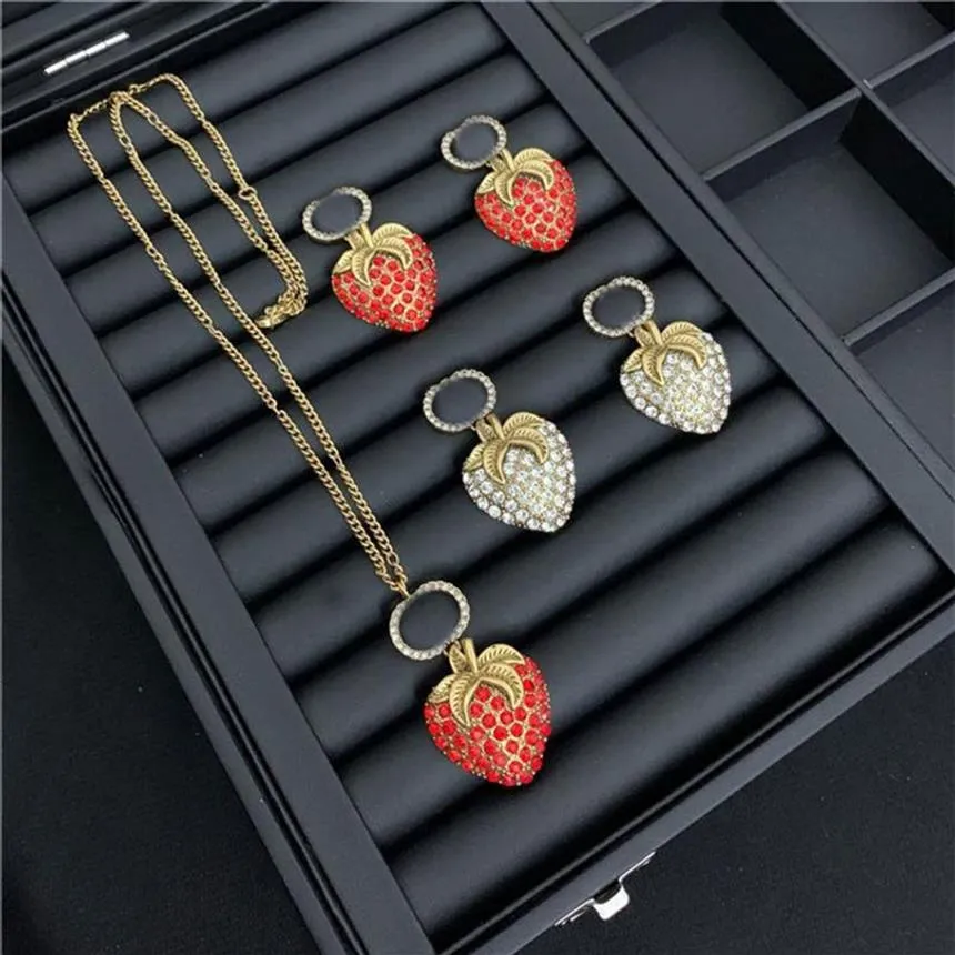 Retro Strawberry Diamond Earrings Designer Letters Tryckta smycken Set Brand Rhinestone Halsband Studs Women Designer Pendants282Q