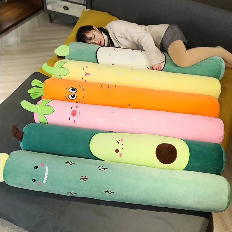 Almofadas de pelúcia Almofadas Cartoon Fruit Long Pillow Abacate Cenoura Morango Almofada de Dormir Crianças Mulher Grávida Perna Travesseiro Removido Decoração Lavável 231016