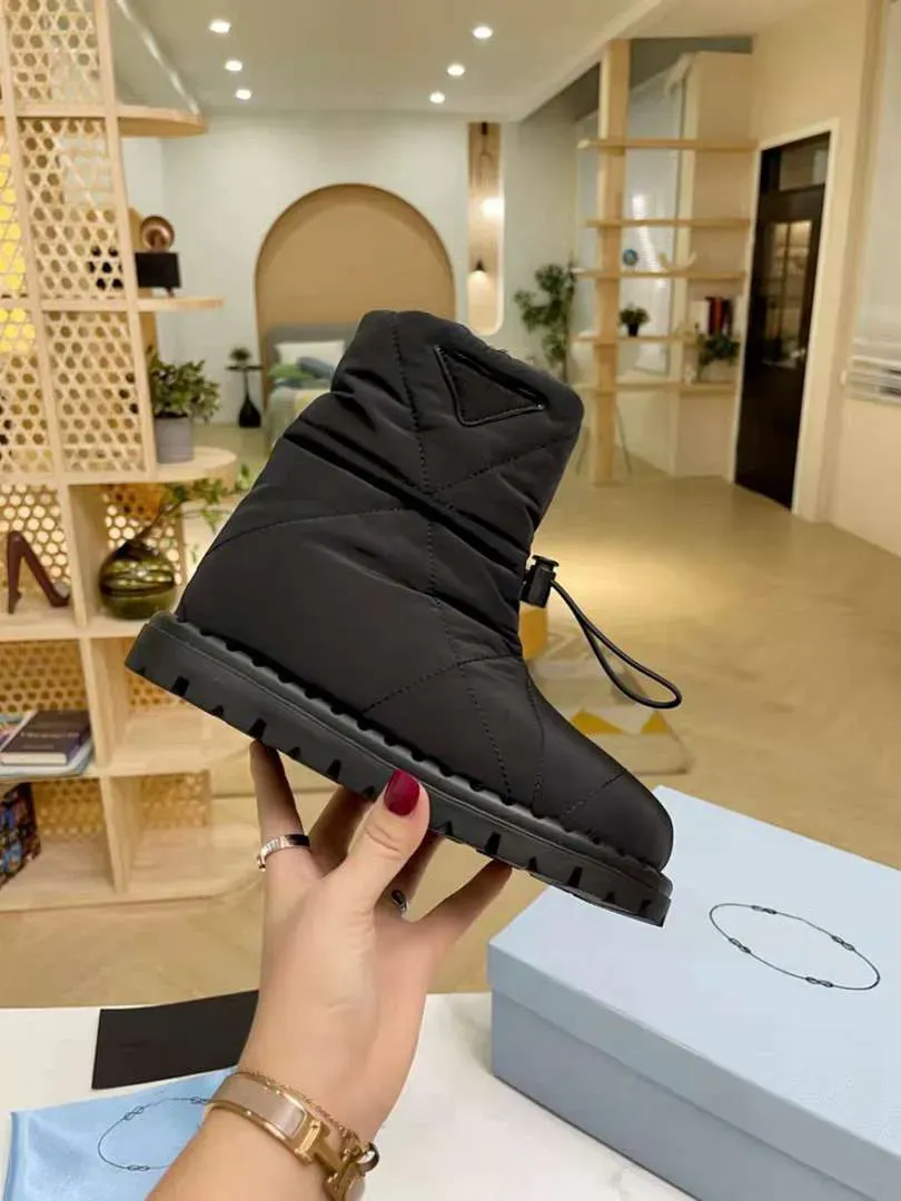 Designer Low Top Snow Boots Inner Outer Waterproof Sneakers Fashion Ladies Padded Bootss Triangle Label Anti-skid Wear-resistant Shoes Latest Catwalk Shoes