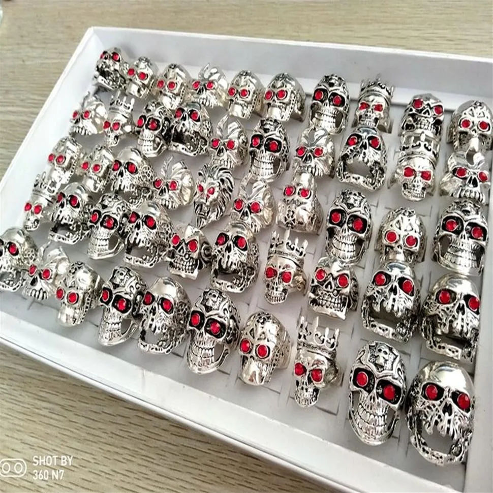 50pcs Red CZ Eyes Skull Rzeźbione metalowe pierścionki Mężczyźni SKELEKON RETRO VINTAGE DUŻY SREBRNY PIERŚCIENI PRYTATY MOSY PREZENTY MAN AKCESORIA Rozmiar Mix224k