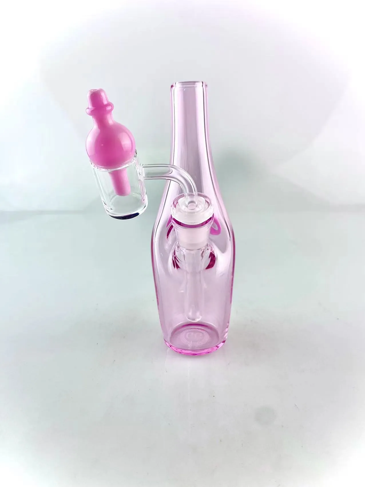 bouteille de saké faite à la main de couleur rose, ajoutez un nœud rose avec une tige descendante, un banger et un bouchon à bulles