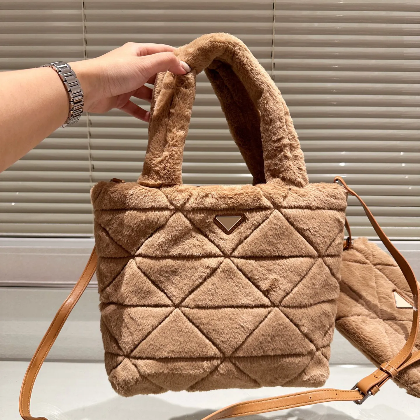 Nieuwe collectie voor herfst en winter Designer tas Vilten crossbodytas Luxe handtas Luxe schoudertassen Mode Veelzijdige effen kleur handtassen met stofzak 231207