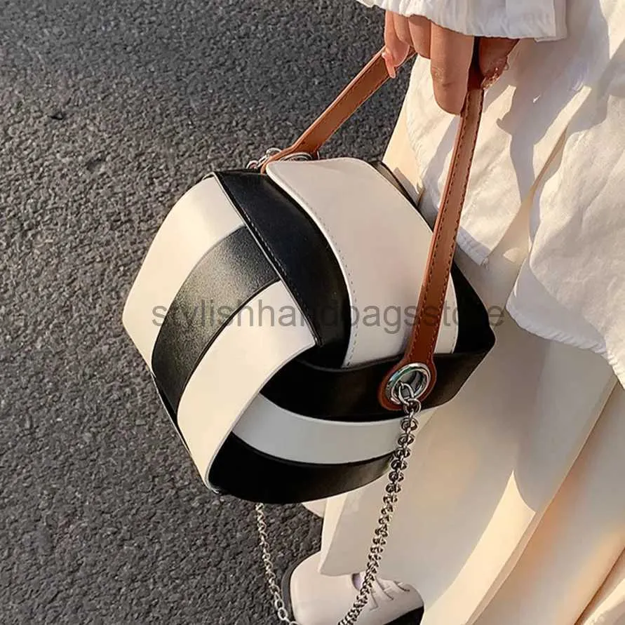 Totes Chain Ball Crossbody Väskor 2023 Summer New Woven Satuel Handbags Luxury Designer Pu Leather Topphandtag Väskor Totestylishhandbagsstore