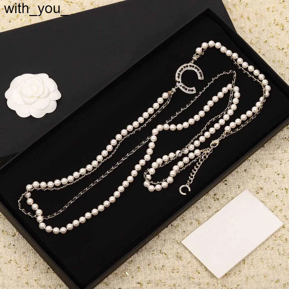 2023 Collier de pendentif de pull de chaîne longue de luxe avec des perles de coquille de nature et des femmes de mode en cuir véritable cadeau de bijoux de mariage ont un collier