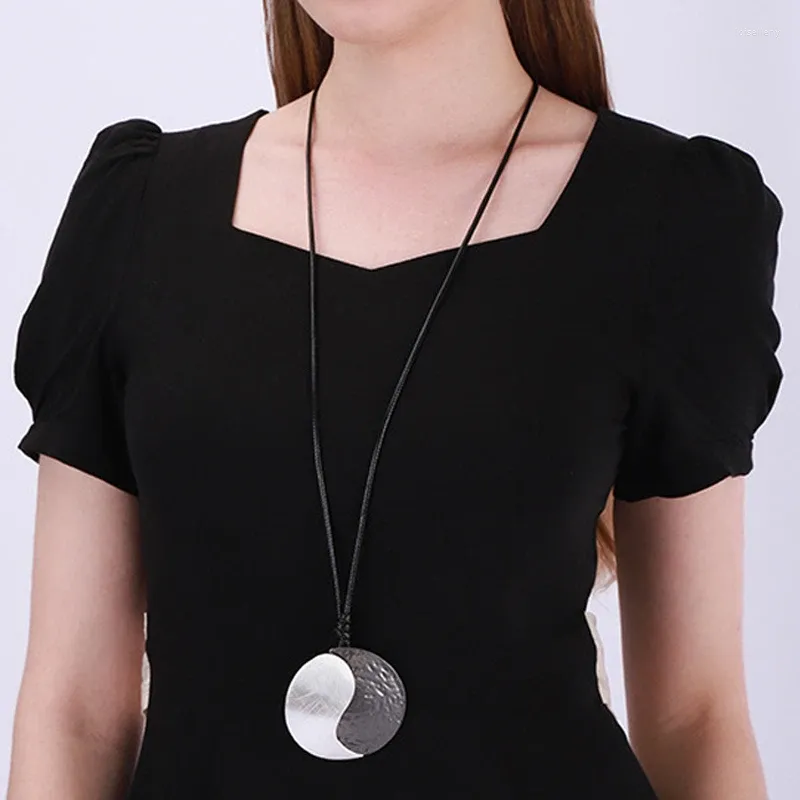 Girocollo Amorcome Tai Chi Yin Yang Collana a catena lunga con corda per uomo Donna Collane con ciondolo tondo a contrasto Gioielli per coppie di moda