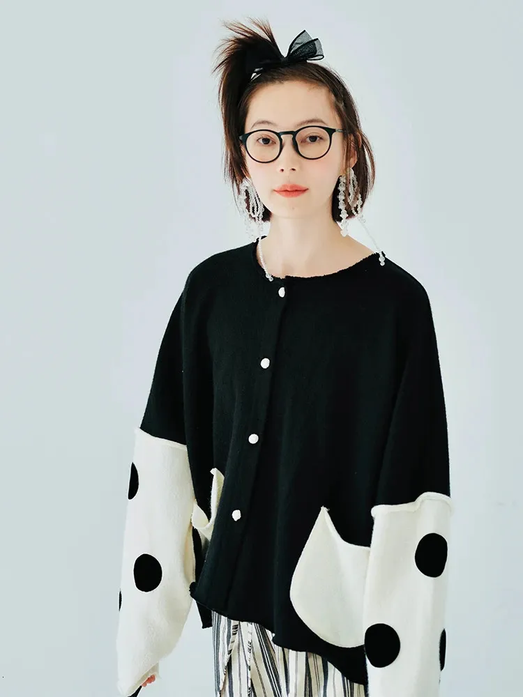 여자 니트 티 이마코 코니 원래 디자인 롱 슬리브 카디건 캐시미어 재킷 폴카 도트 흑백 패치 워크 포켓 크롭 탑 231016