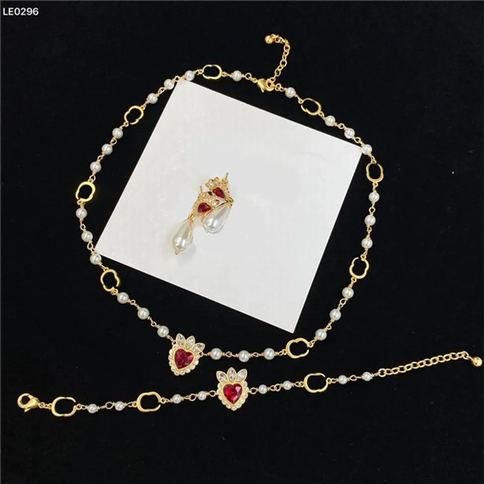 Luxury Love Pearl Diamond Necklace Ruby Rhinestone Earrings Metal Chain Pendant Eartrop Crystal Armband Jubileum Gift221m