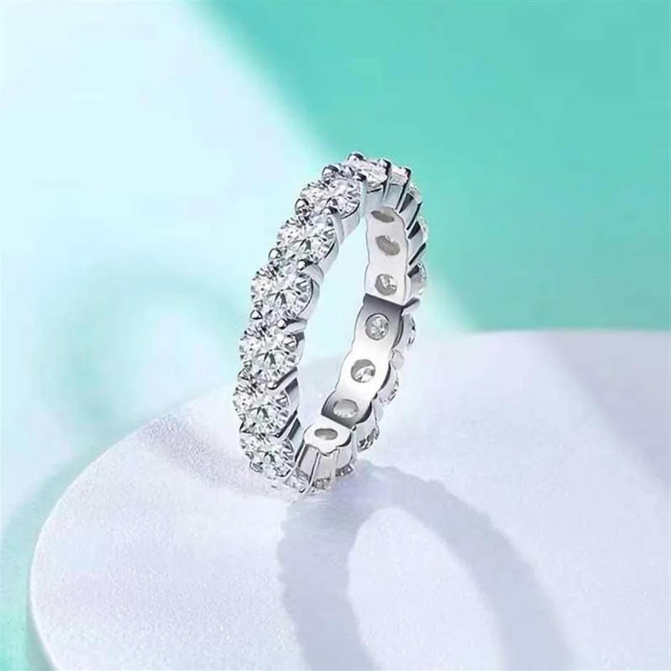 Pierścienie klastra Trendy 4 mm D Color VVS1 okrągły moissanite Eternity Band Białe złoto 925 Srebrny pierścień ślubny Aniversar224p