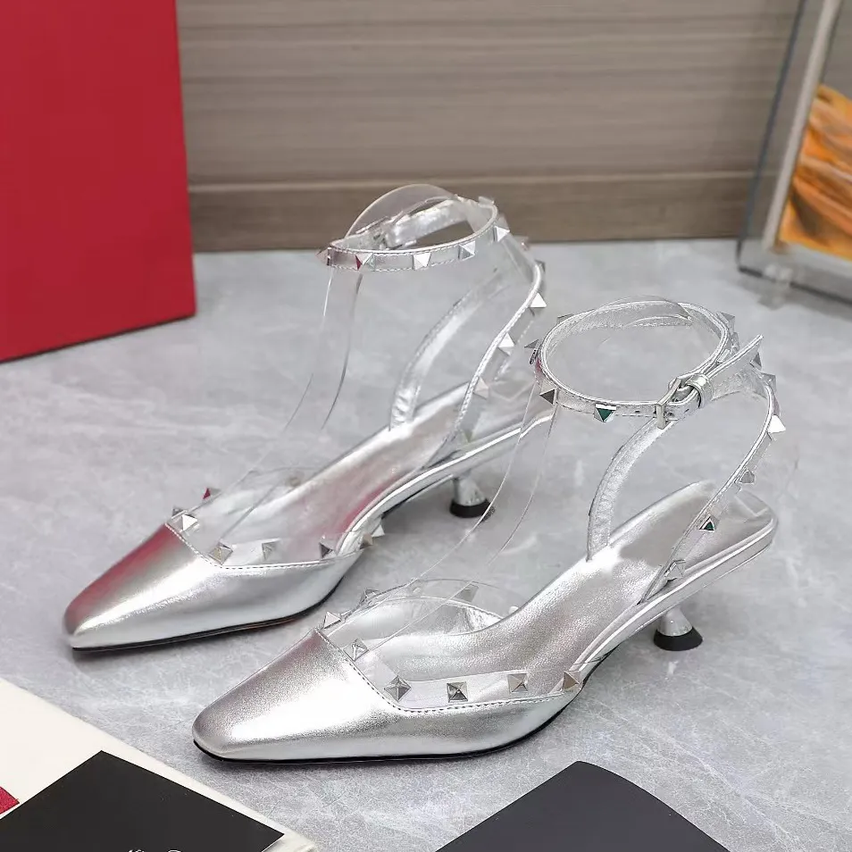 Högkvalitativ högklackad sandaler Metallnit Dekorerad läder Ankle Buckle Luxury Designer Shoes Fashion 6cm tjock hög klack öppen tåfest tofflor