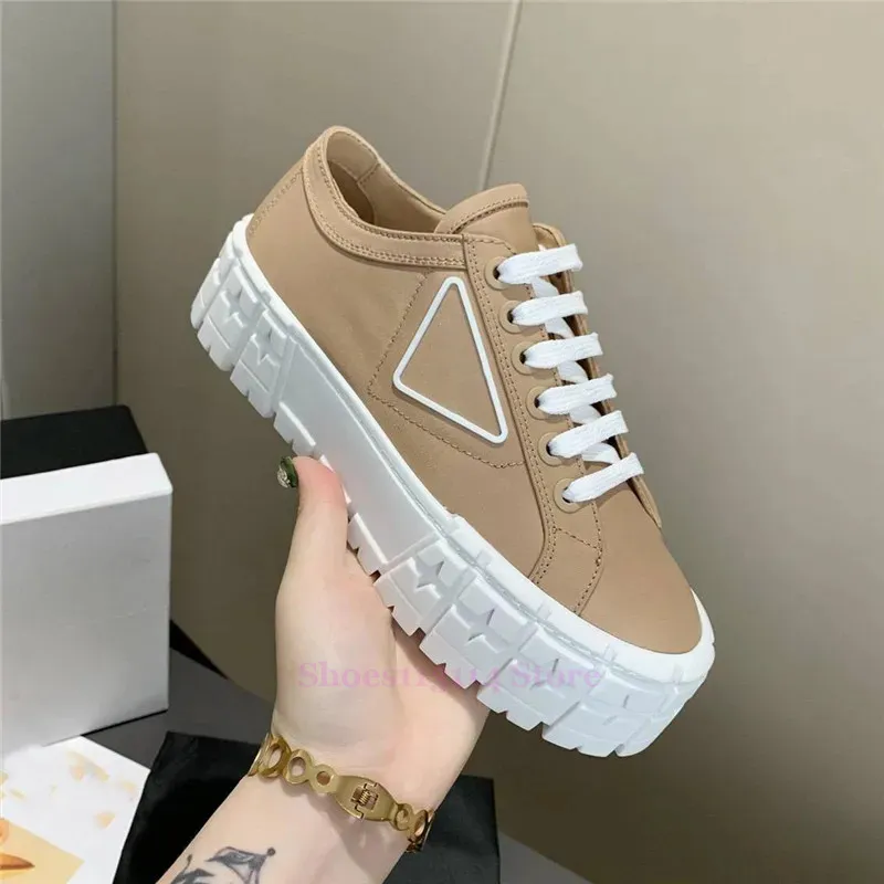 Designer sneakers triangel logo casual skor hjul tränare lyx canvas kvinnor damer låga snitt sneaker chunky modeplattform fast höjd sko