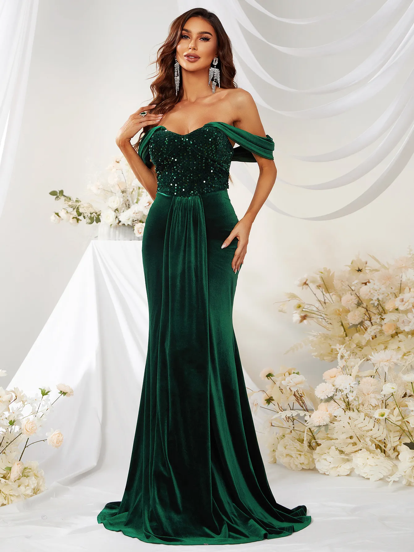 Verde Shiny Veet Mother of the Bride Dresses Mermaid Appliqued Wedding Dress Ospite abito lungo Off spalla V scollo a V Lunghezza Bling Bling Elegante serata