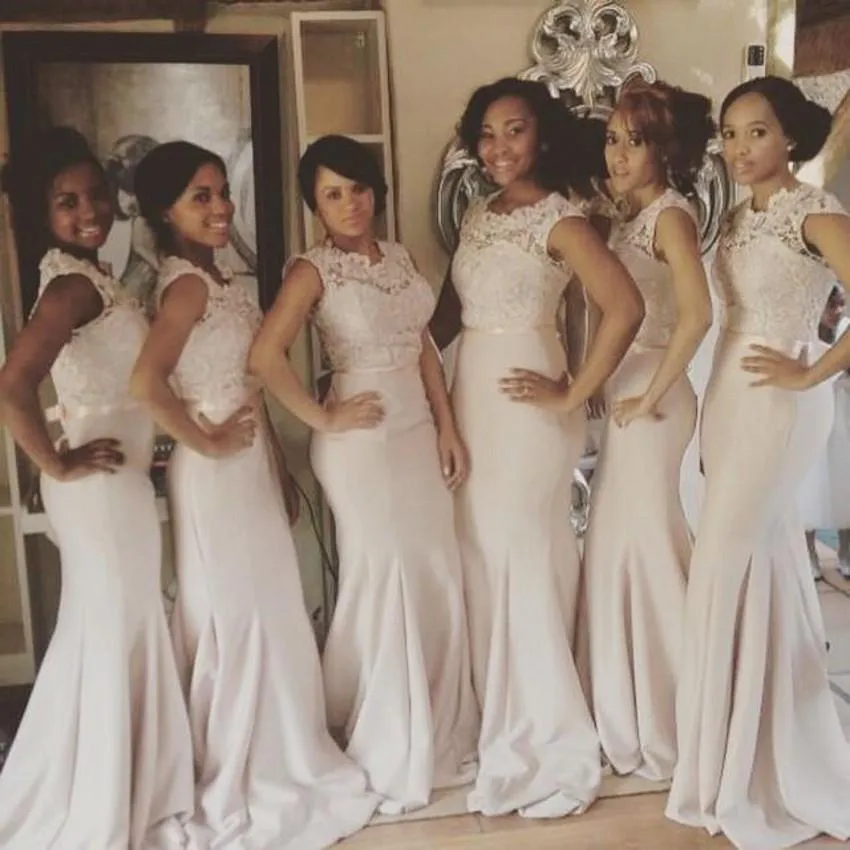 2023 Pretty Lace Top Sheath African Bridesmaids klänningar ren nacke satin bröllop gästklänning plus storlek lång hembiträde klänningar billiga under