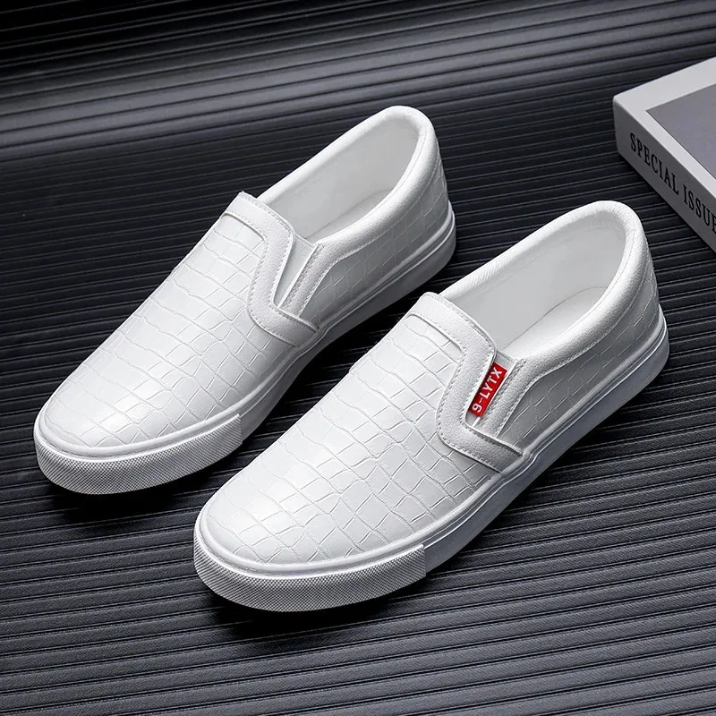 Klänningskor klassisk vit läder loafers män lägenheter casual skor glid på sneakers man svart moccasin för män båtskor sapato masculino 231017