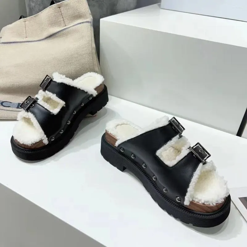 Sandaler 2023 Vinterkvinnor Soft Fuzzy Tjocksoled Rivet Punk Style Lambwool Women's Black White Slippers Plus Size 35-41