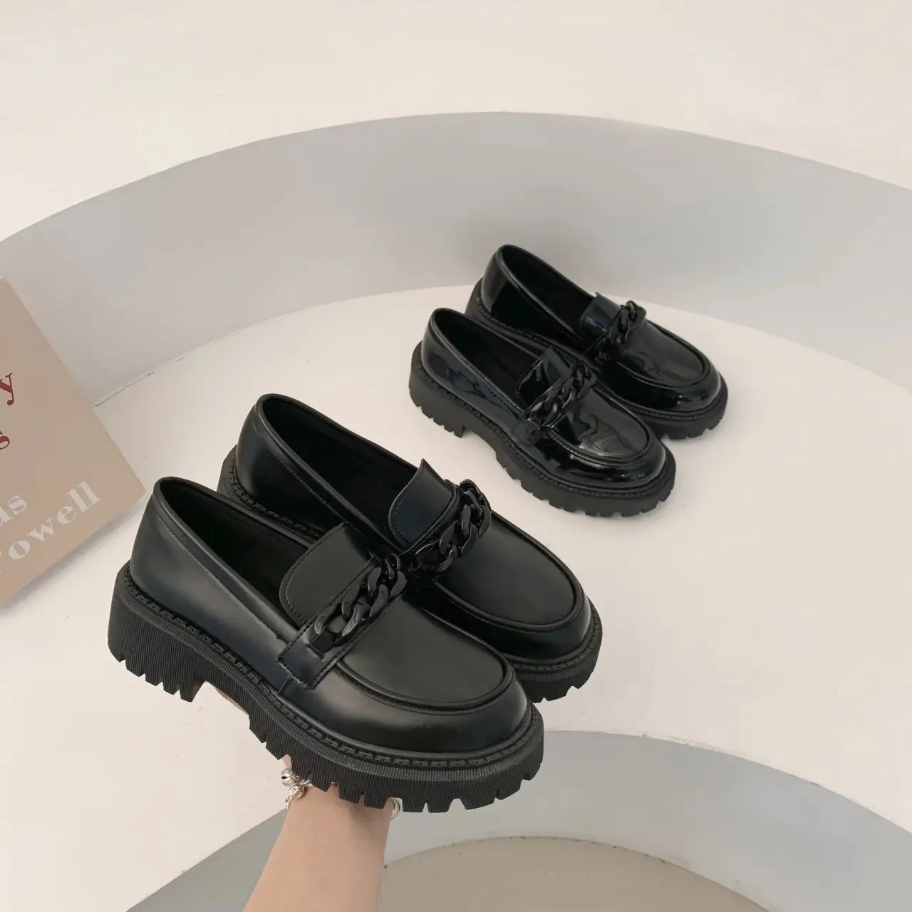 Chaussures habillées Dames Style britannique chaussures en cuir printemps noir Muffin étudiant chaussures simples rétro tout-match une pédale mocassins femmes chaussures 231017